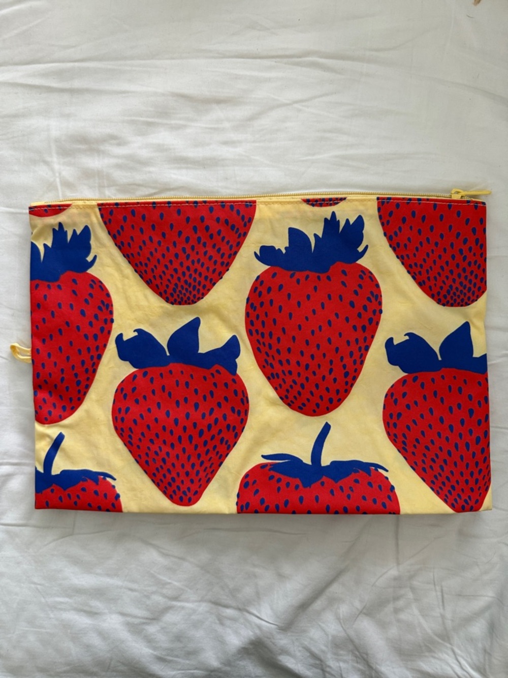 BAGGU Go Pouch (Large Size) - Electric Strawberry